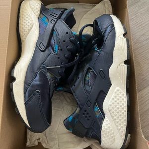 Navy blue nike huaraches women’s 7